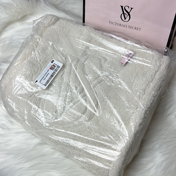 NWT Victoria”s Secret Sherpa Tote Bag - Picture 6 of 6